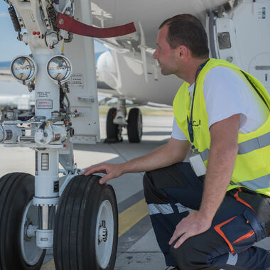 Pracovník technické podpory v hangáru